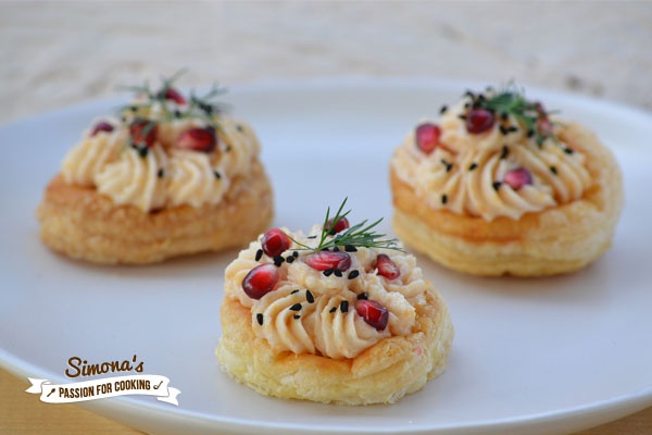 Cosulete umplute cu salata de icre si rodie