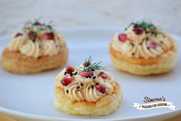 Cosulete umplute cu salata de icre si rodie