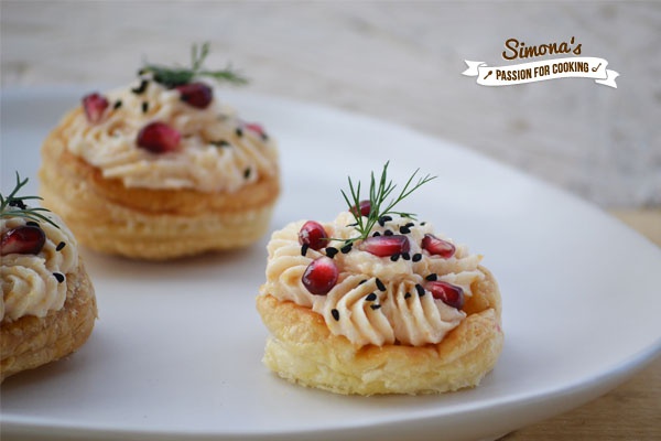 Cosulete umplute cu salata de icre si rodie