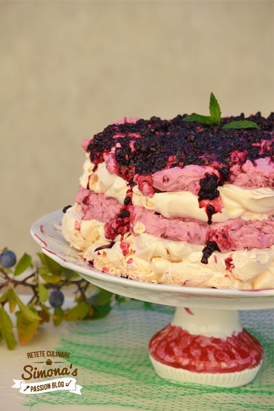 Pavlova cu afine si mure