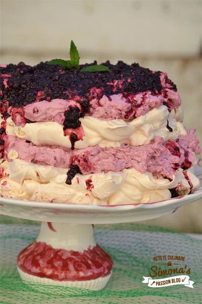 Pavlova cu afine si mure