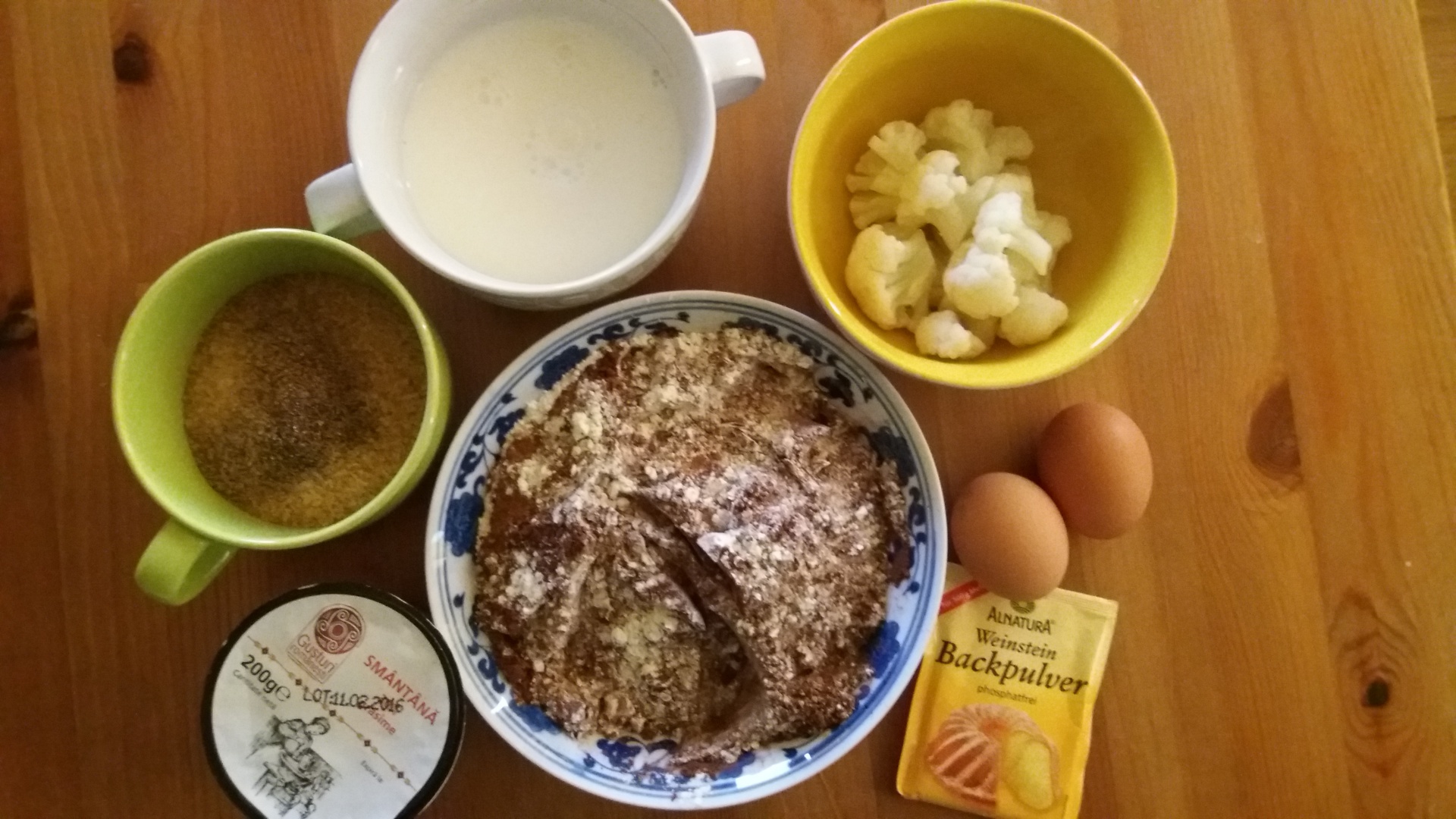 Prajitura cu ciocolata, conopida si glazura crema de mascarpone cu lamaie