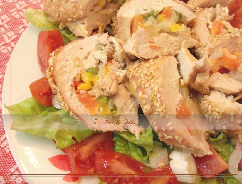 Rulada de pui cu legume si susan