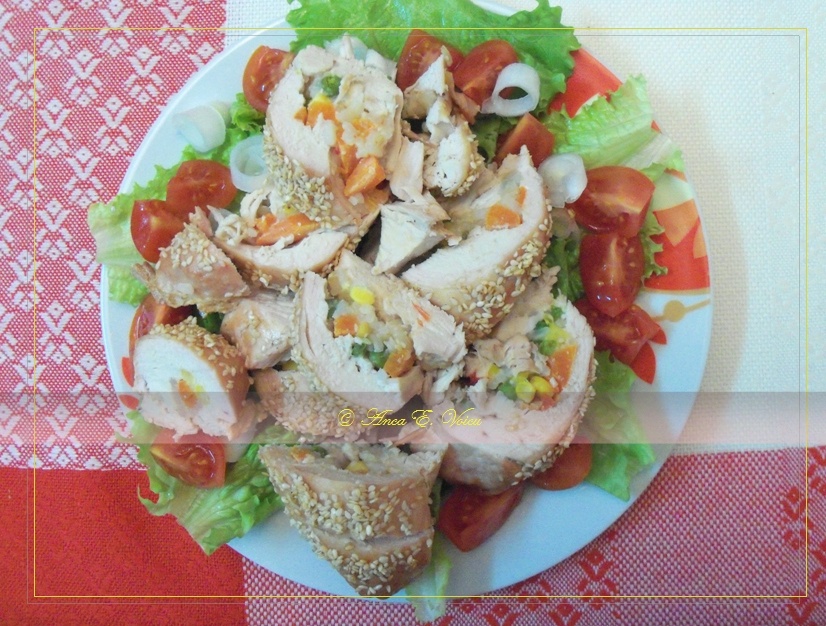 Rulada de pui cu legume si susan