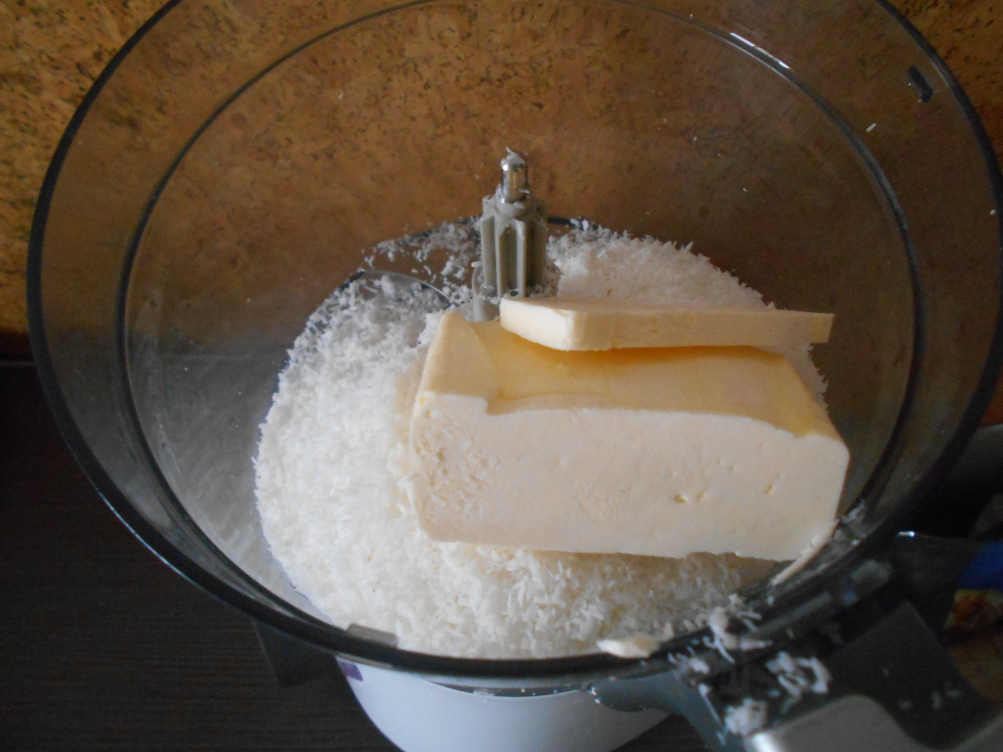 Tarta cu coacaze negre pe blat de cocos