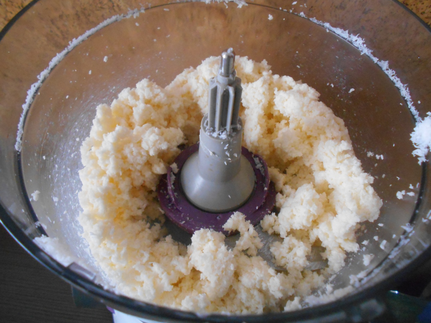 Tarta cu coacaze negre pe blat de cocos