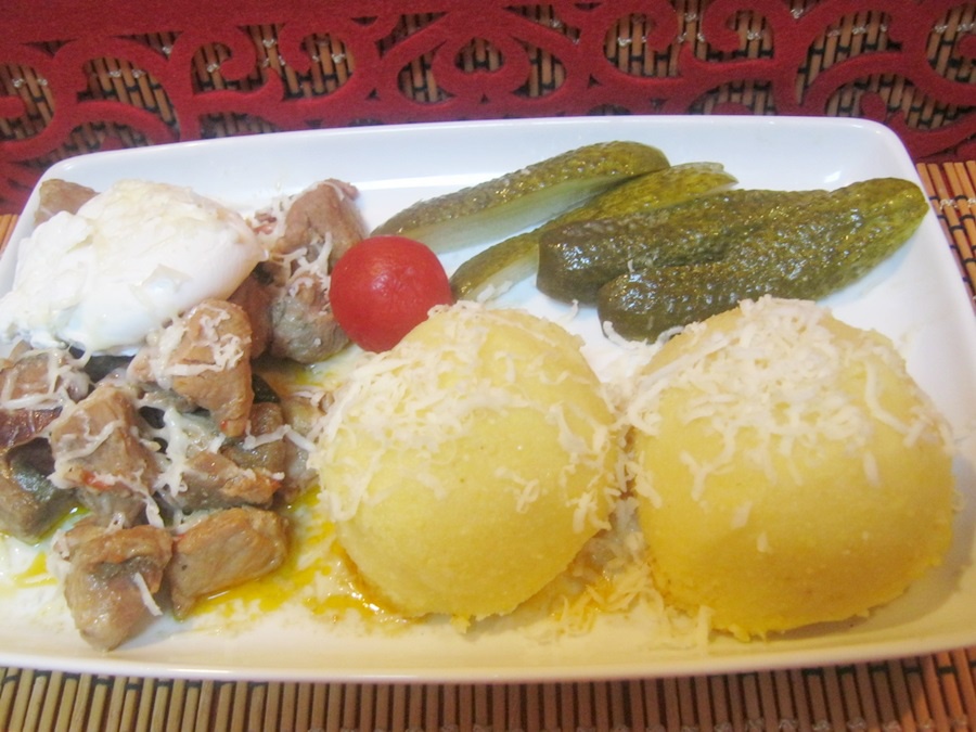 Tochitura de porc cu sos de vin