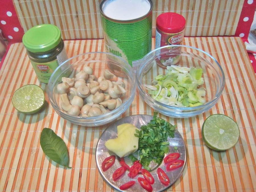 Supa tailandeza de pui cu lapte de cocos si lime