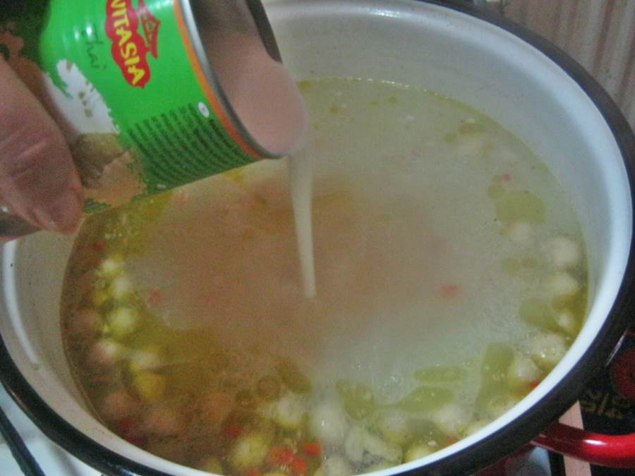 Supa tailandeza de pui cu lapte de cocos si lime