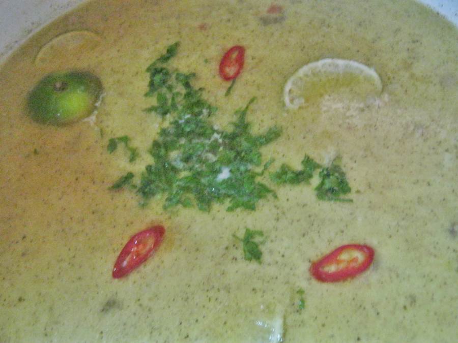 Supa tailandeza de pui cu lapte de cocos si lime