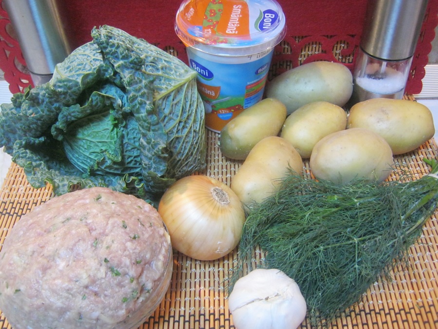 Mancare de varza creata cu cartofi si chiftelute coapte