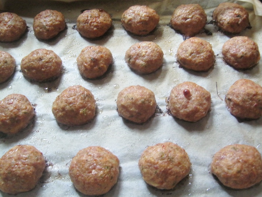 Mancare de varza creata cu cartofi si chiftelute coapte