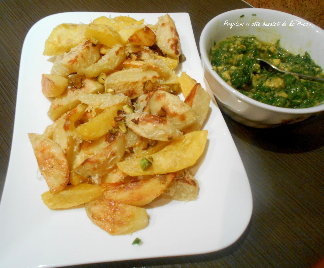 Cartofi copti cu fistic si sos de leurda