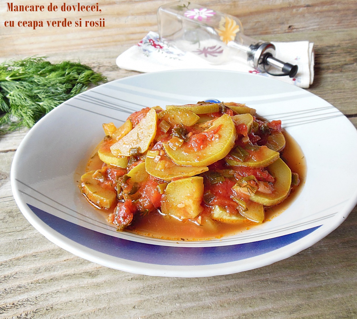 Mancare de dovlecei, cu ceapa verde si rosii