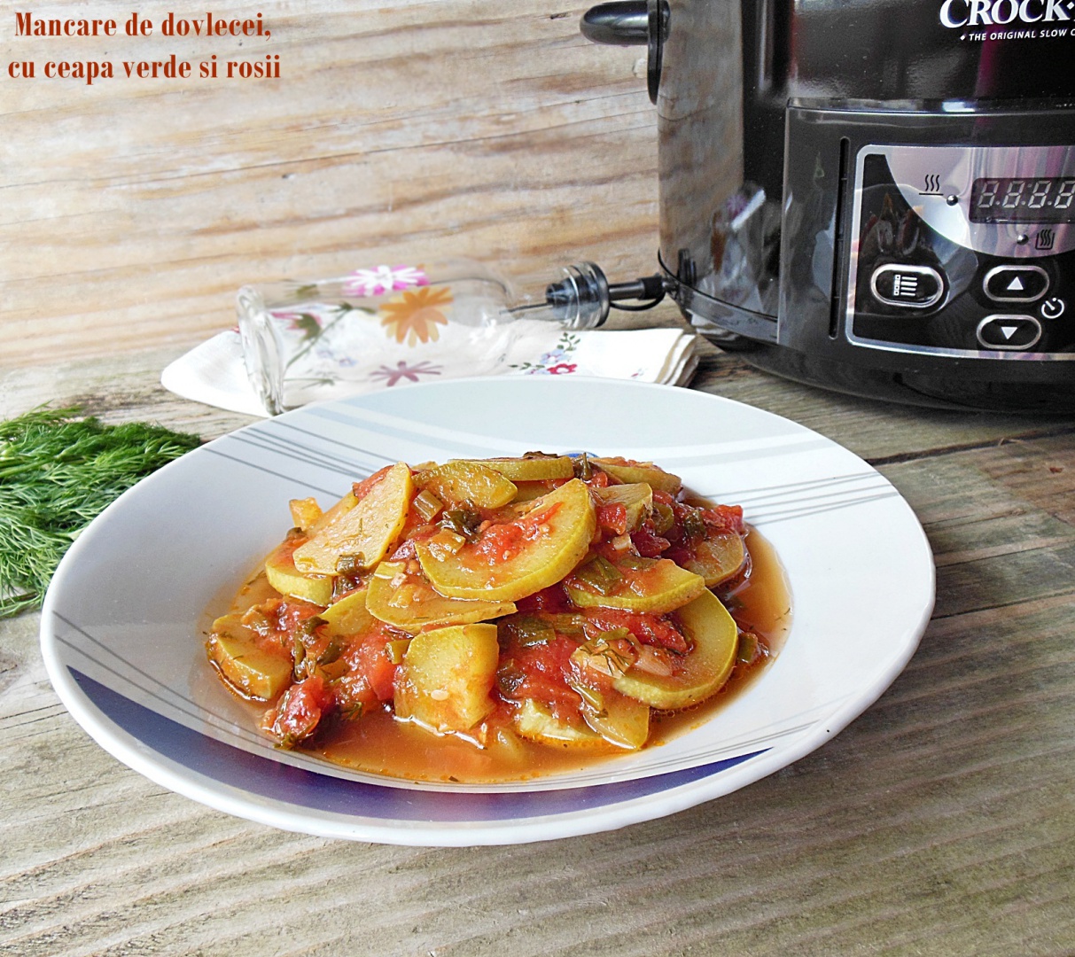 Mancare de dovlecei, cu ceapa verde si rosii