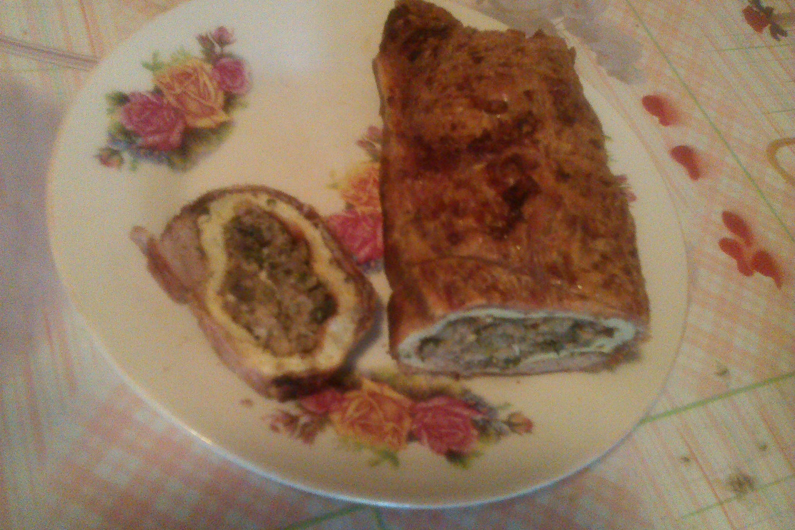 Ruladă din carne de porc cu omletă şi ciuperci