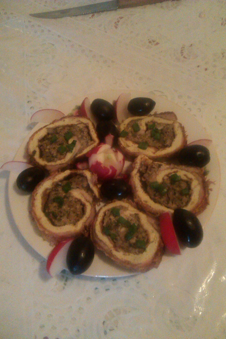 Ruladă din carne de porc cu omletă şi ciuperci