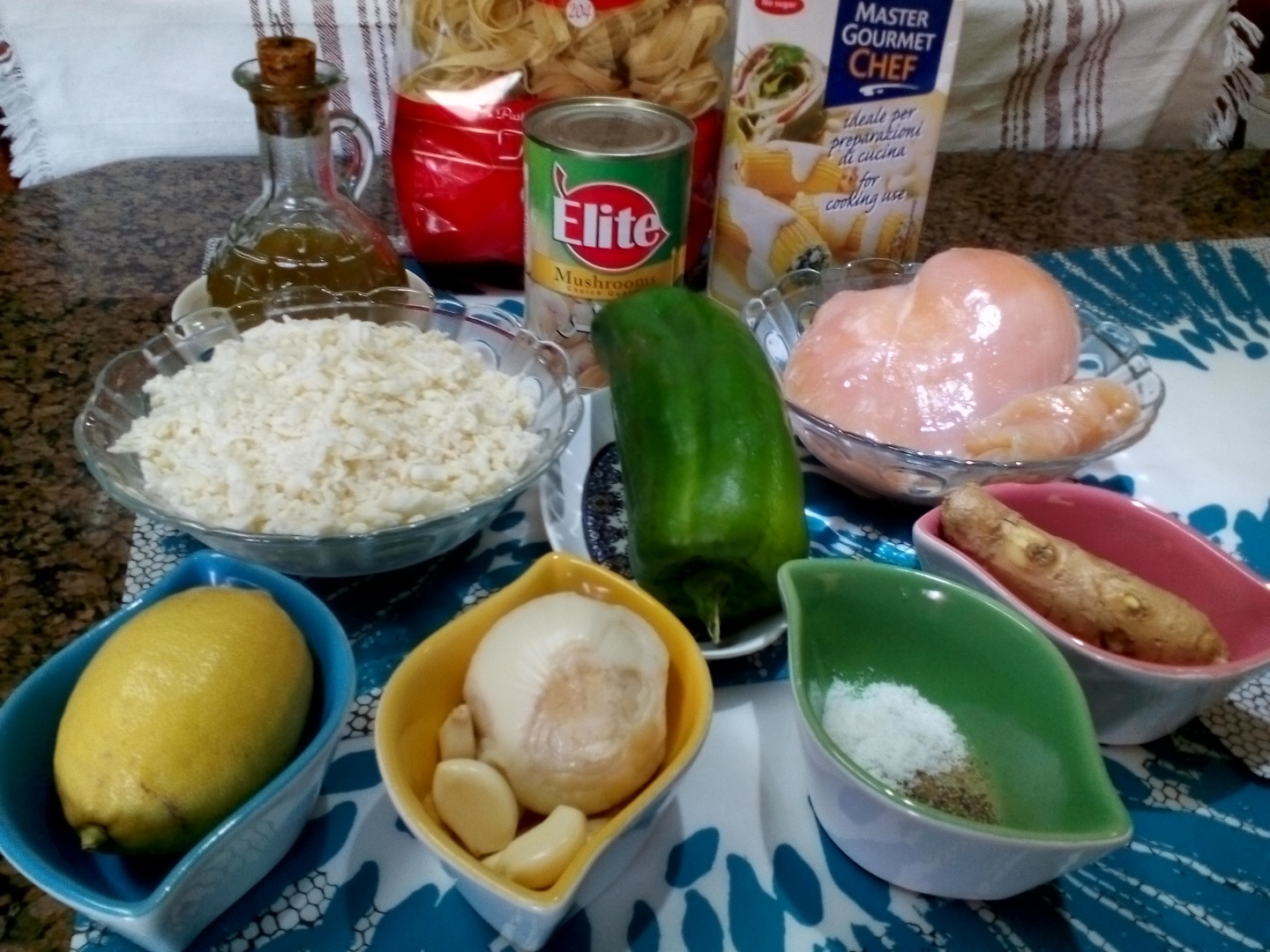 Fettuccine cu piept de pui si crema la cuptor