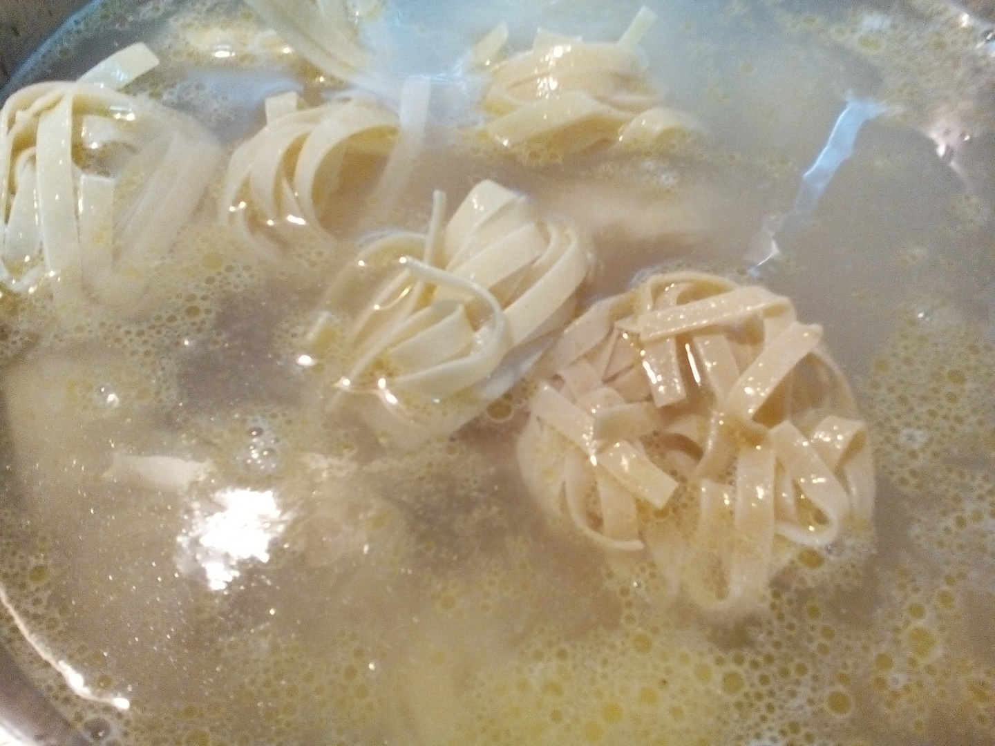 Fettuccine cu piept de pui si crema la cuptor