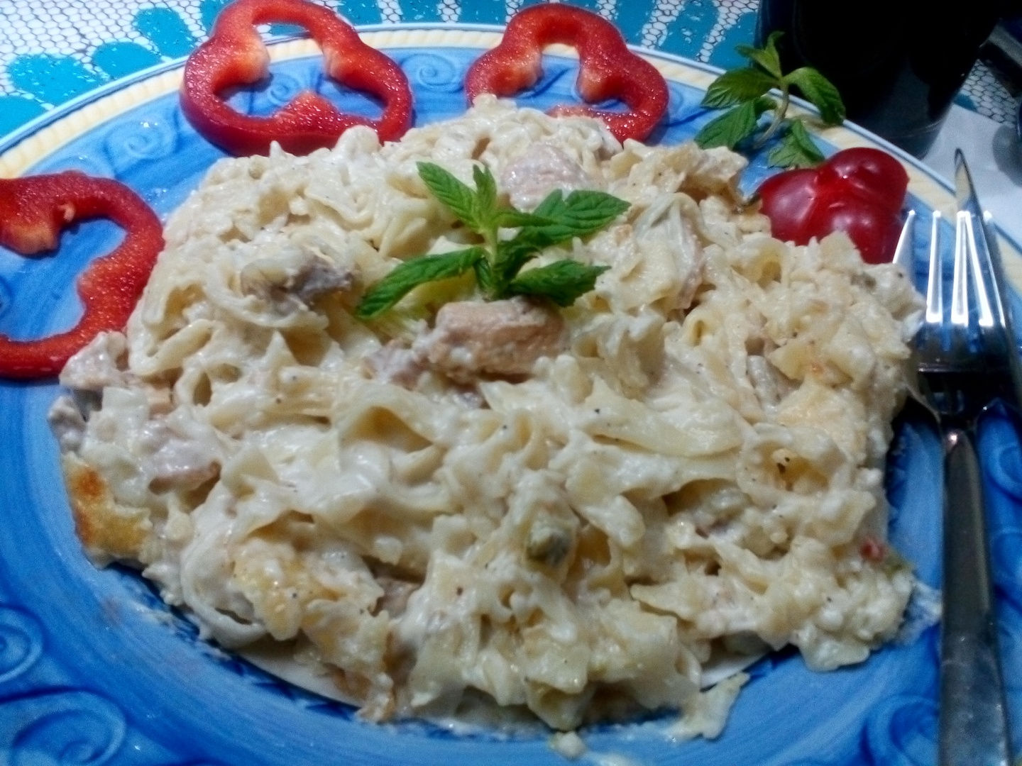 Fettuccine cu piept de pui si crema la cuptor