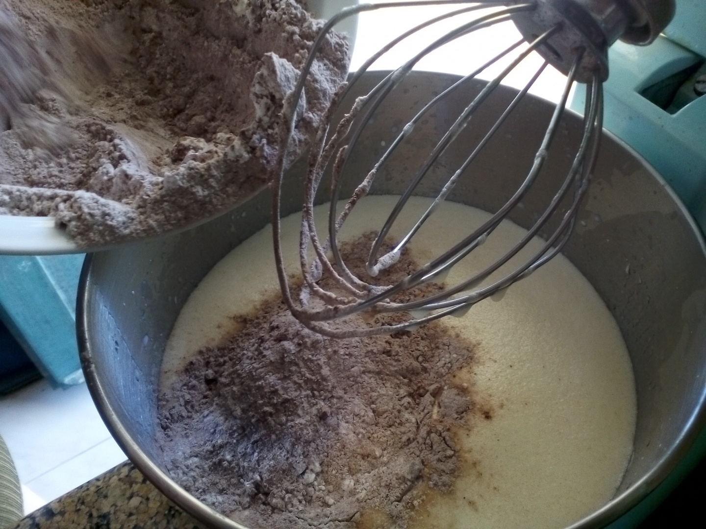 "Tort  Festiv "  cu blat de ciocolata si nuca si trei creme distincte (umpluturi)