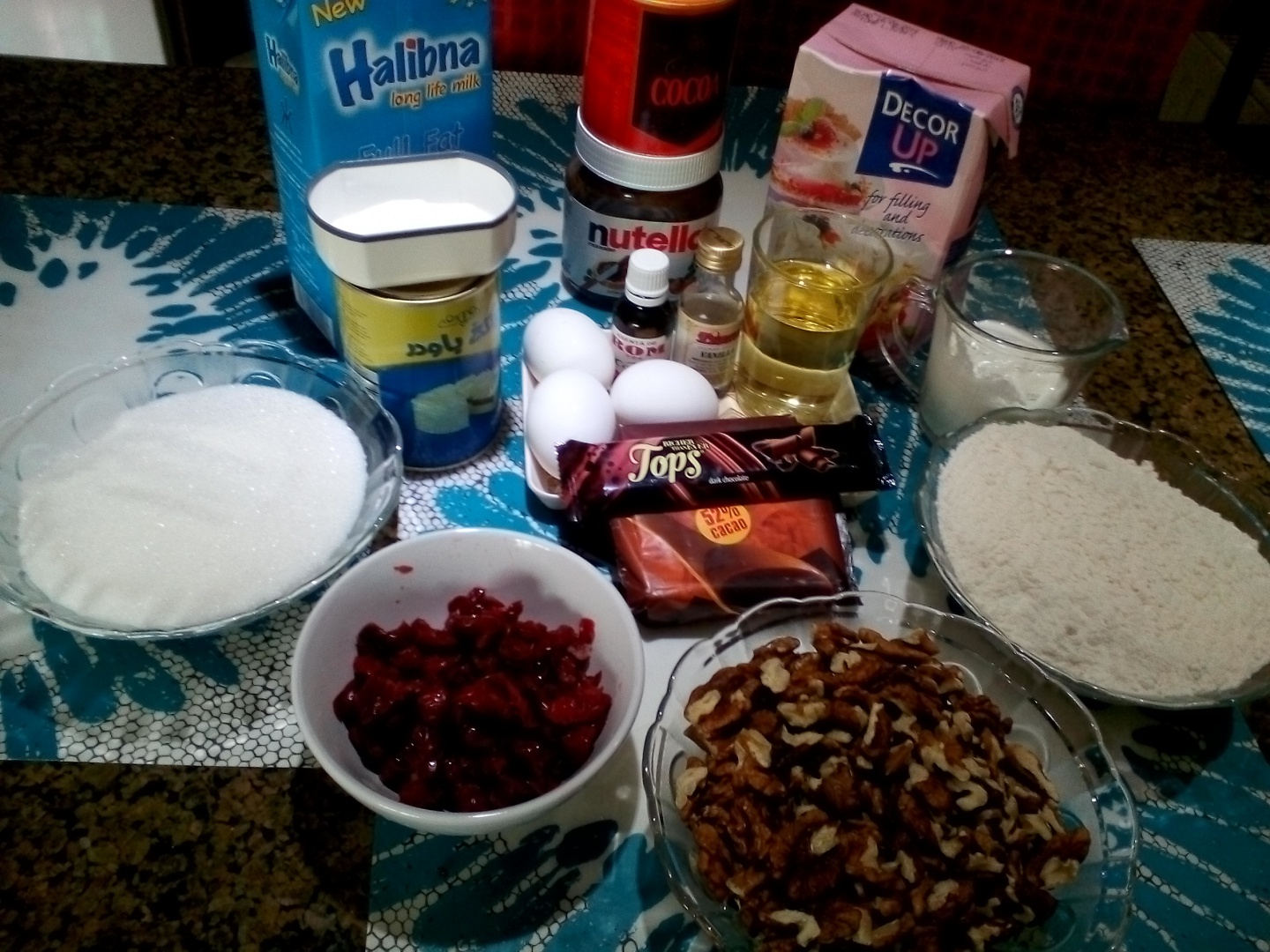 "Tort  Festiv "  cu blat de ciocolata si nuca si trei creme distincte (umpluturi)