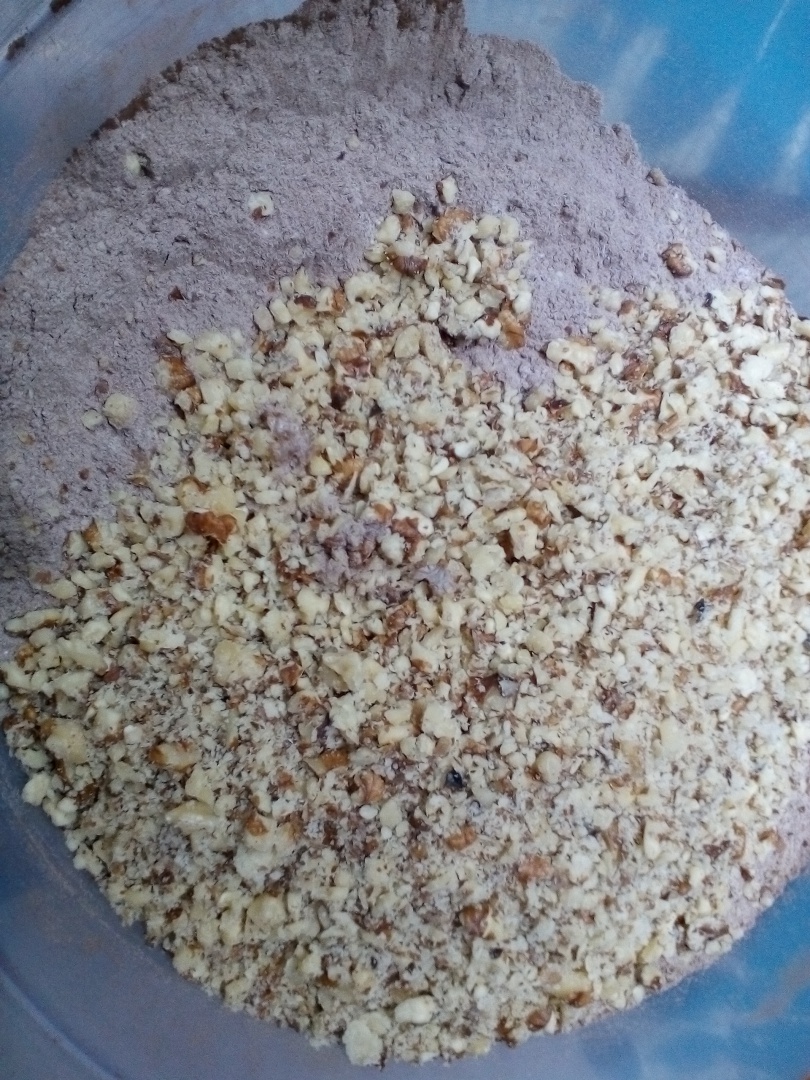 "Tort  Festiv "  cu blat de ciocolata si nuca si trei creme distincte (umpluturi)