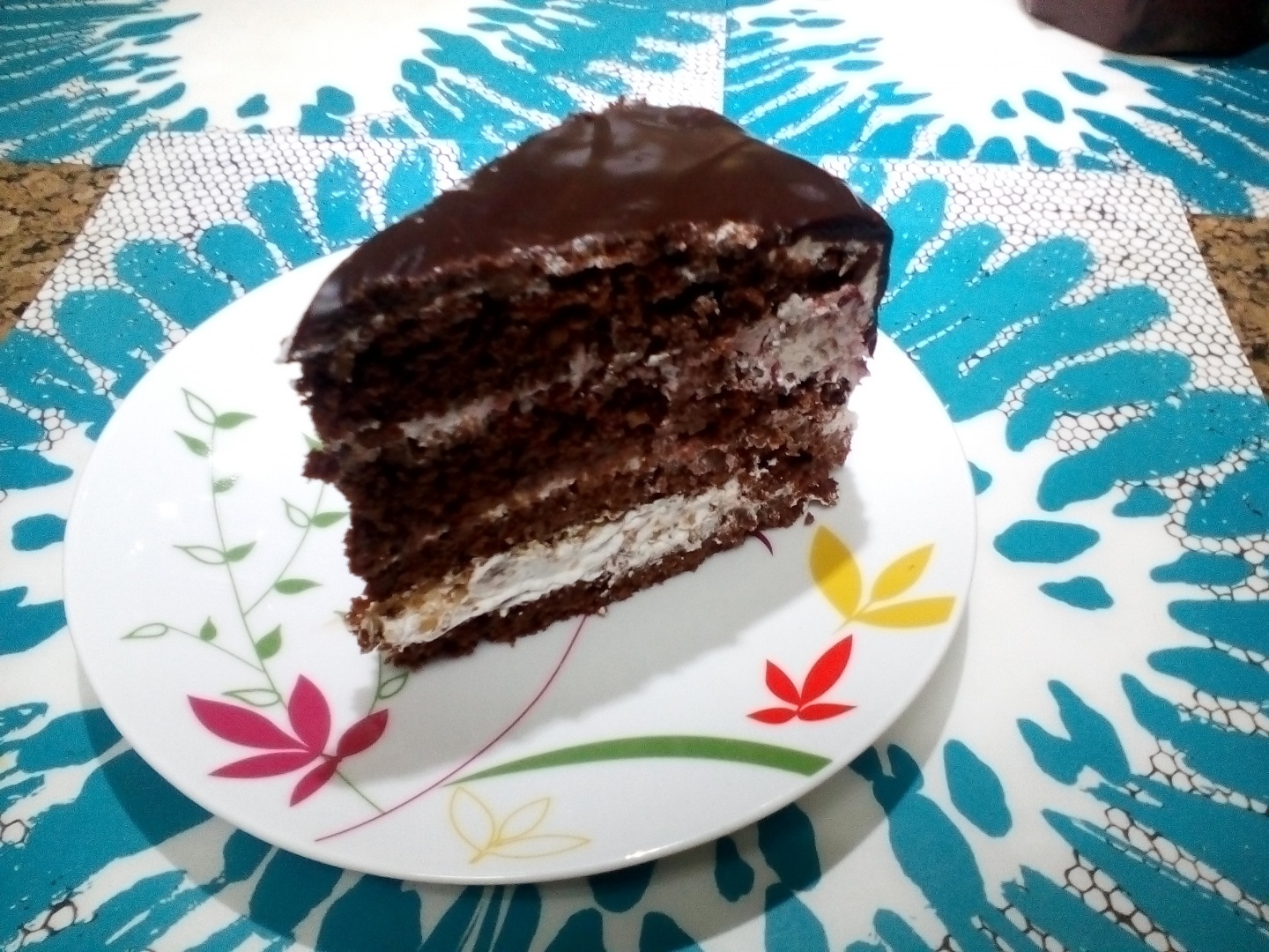 "Tort  Festiv "  cu blat de ciocolata si nuca si trei creme distincte (umpluturi)