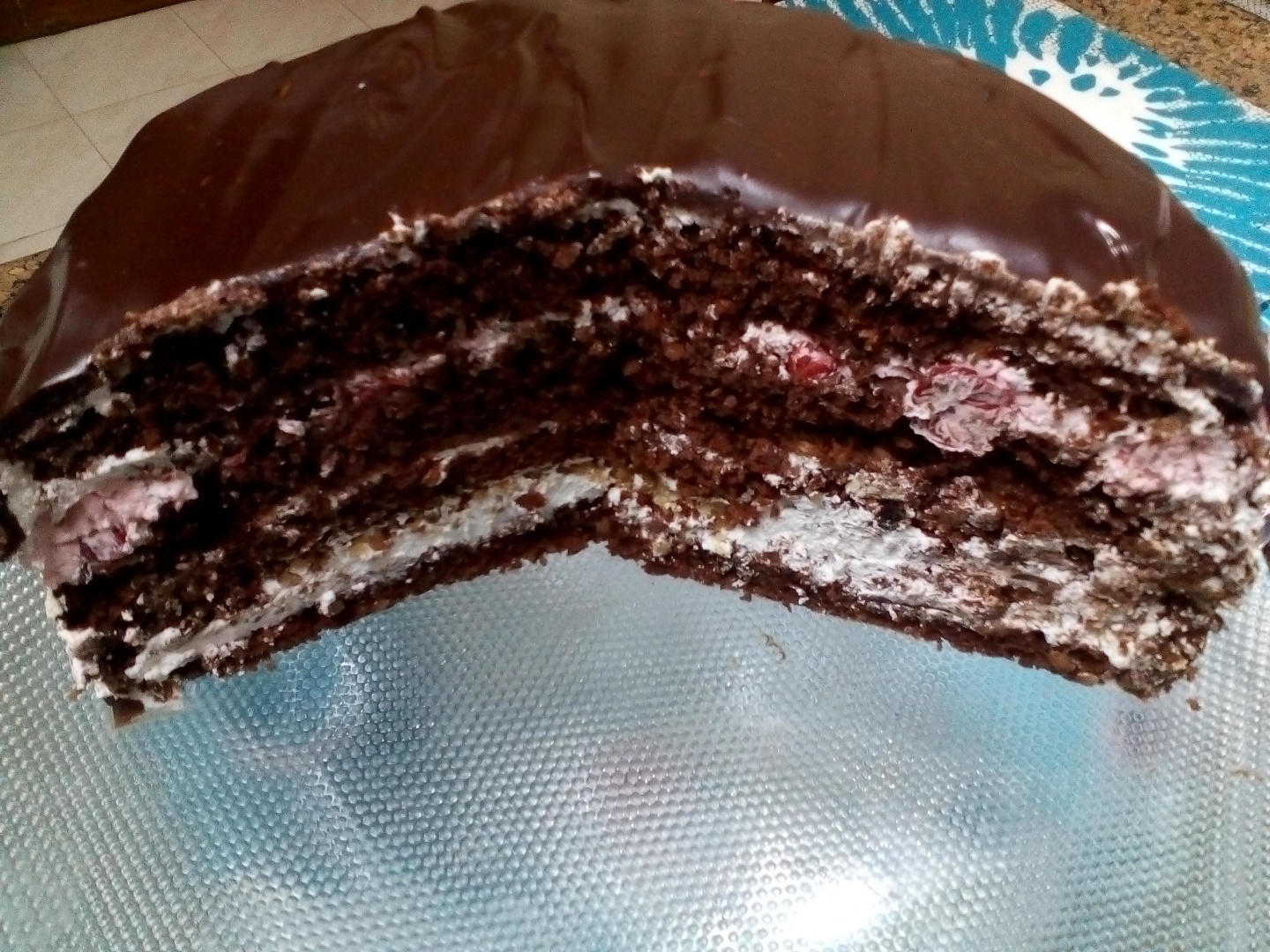 "Tort  Festiv "  cu blat de ciocolata si nuca si trei creme distincte (umpluturi)