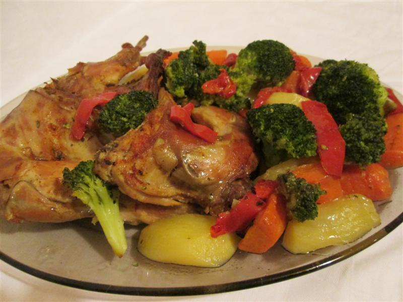 Pulpe de iepure cu legume la cuptor