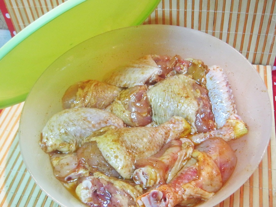 Friptura de pui cu cartofi la cuptor si sos alb de nuci