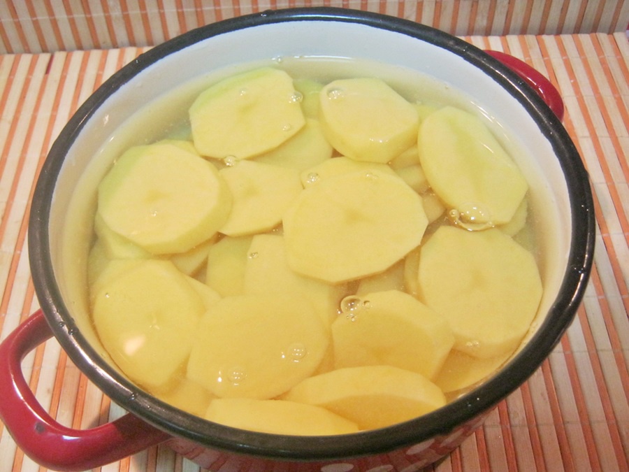 Friptura de pui cu cartofi la cuptor si sos alb de nuci