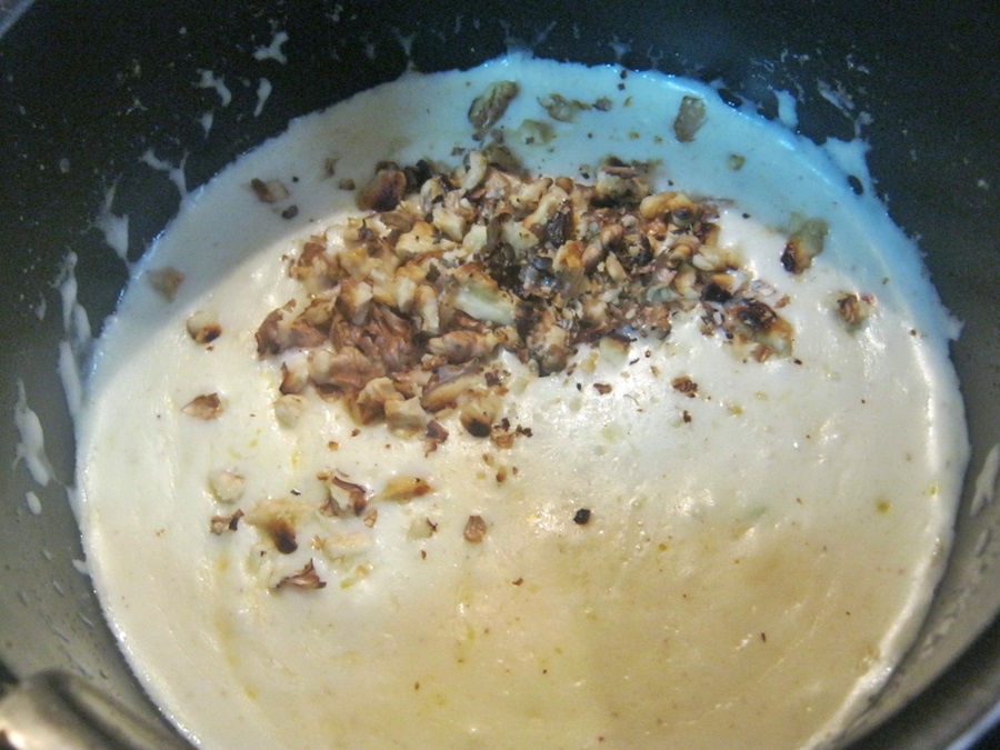 Friptura de pui cu cartofi la cuptor si sos alb de nuci