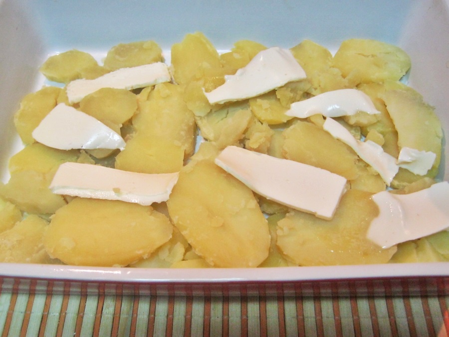 Friptura de pui cu cartofi la cuptor si sos alb de nuci