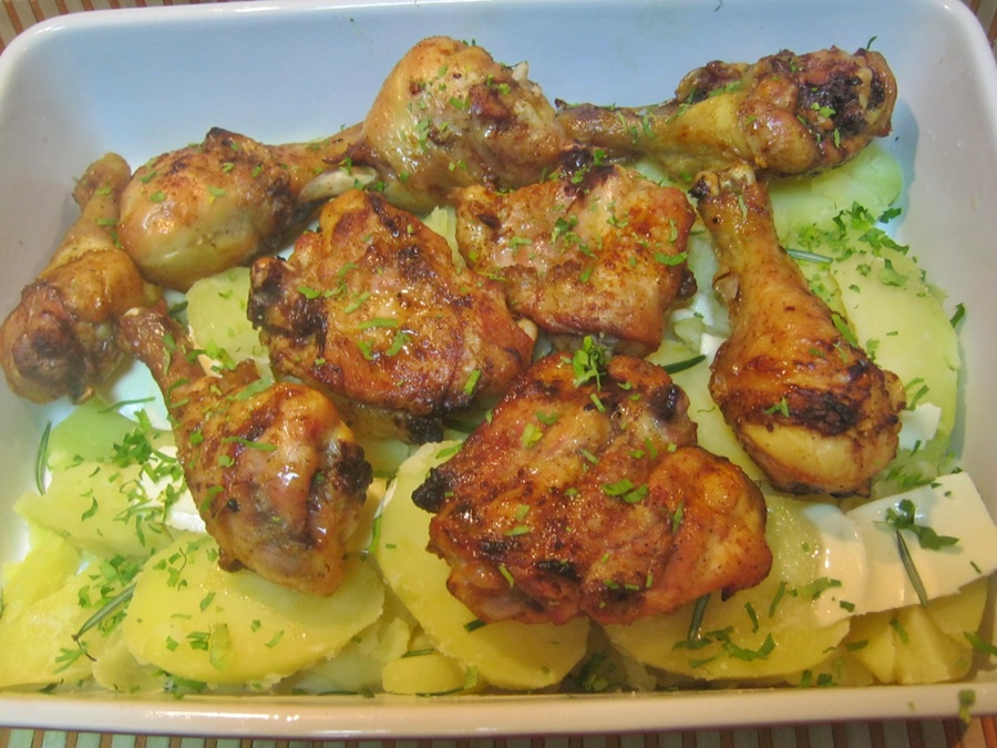 Friptura de pui cu cartofi la cuptor si sos alb de nuci