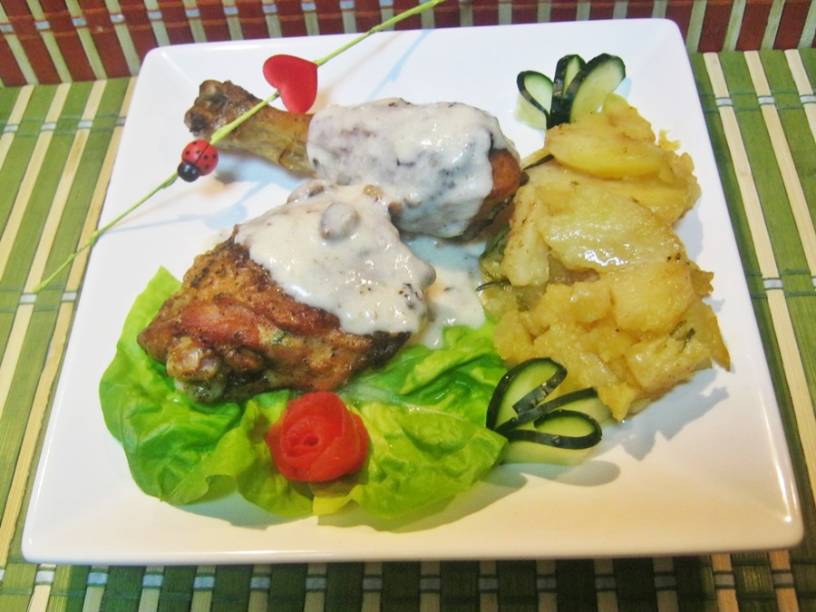 Friptura de pui cu cartofi la cuptor si sos alb de nuci