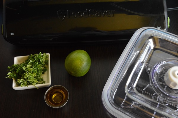 Frigarui marinate cu lime, patrunjel si usturoi pregatite cu aparatul de marinat FoodSaver