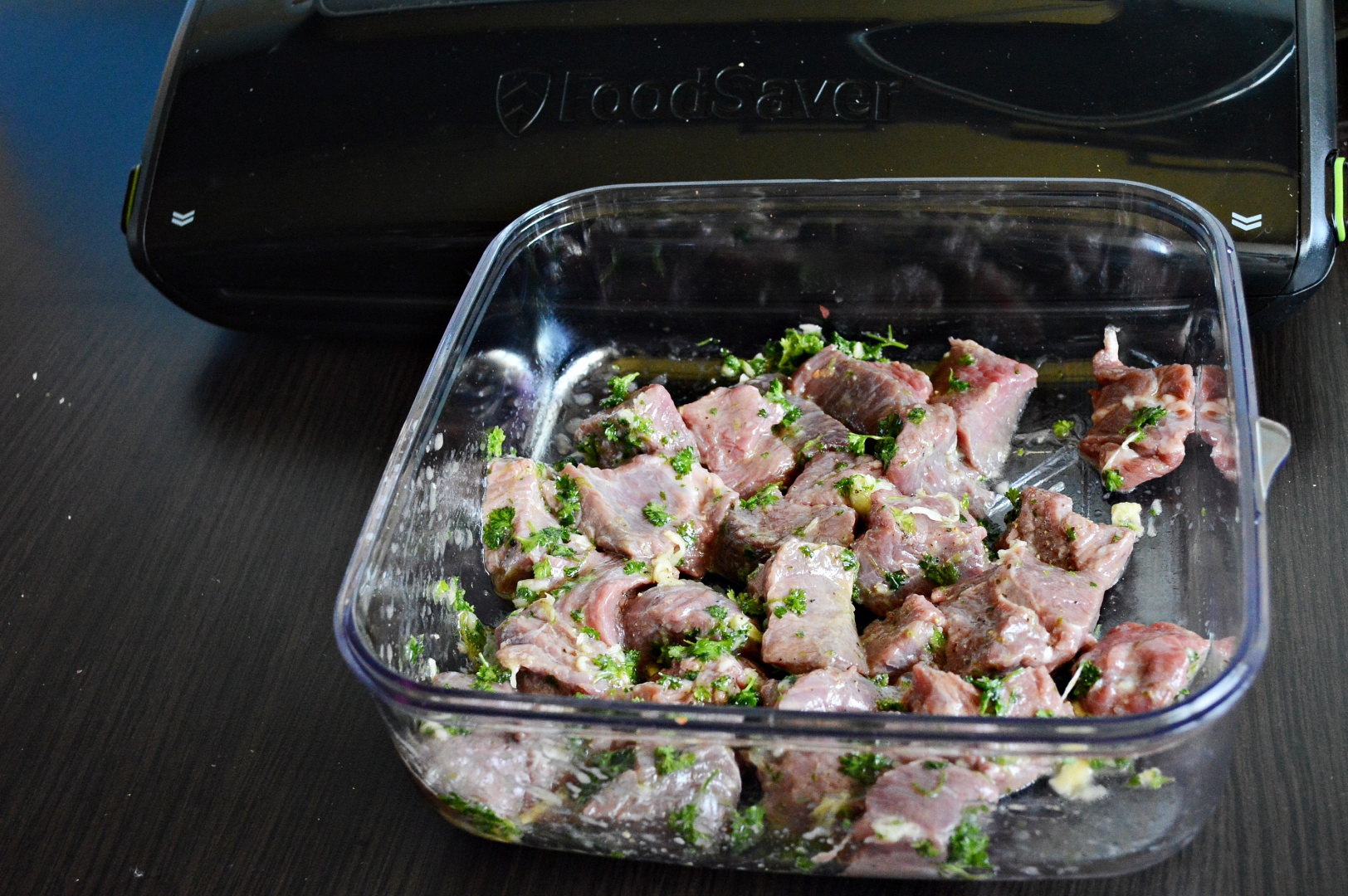 Frigarui marinate cu lime, patrunjel si usturoi pregatite cu aparatul de marinat FoodSaver