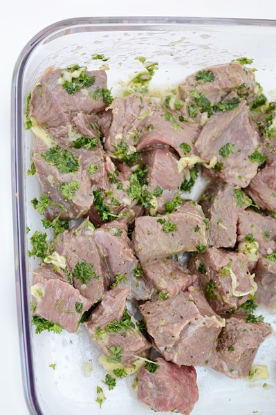 Frigarui marinate cu lime, patrunjel si usturoi pregatite cu aparatul de marinat FoodSaver