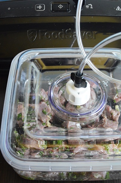 Frigarui marinate cu lime, patrunjel si usturoi pregatite cu aparatul de marinat FoodSaver