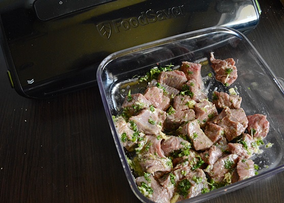 Frigarui marinate cu lime, patrunjel si usturoi pregatite cu aparatul de marinat FoodSaver