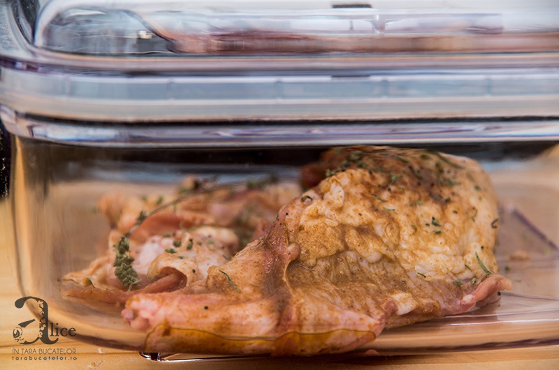 Coaste de miel cu salsa de naut, marinate rapid cu aparatul Food Saver