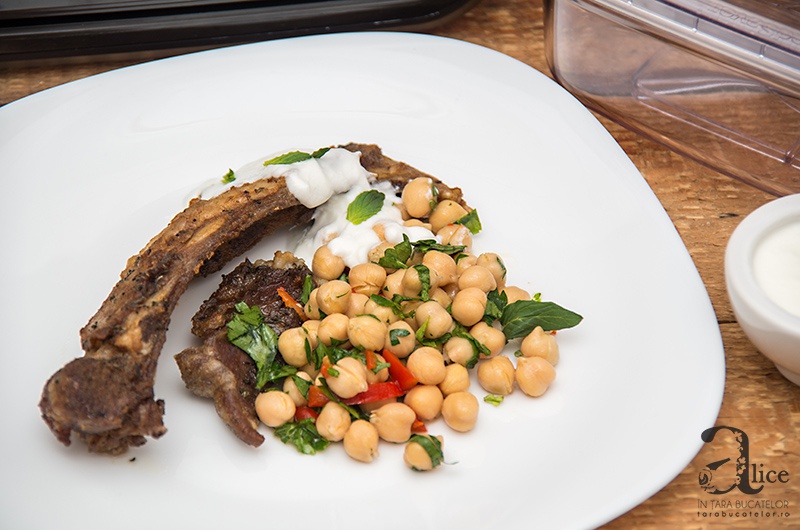 Coaste de miel cu salsa de naut, marinate rapid cu aparatul Food Saver