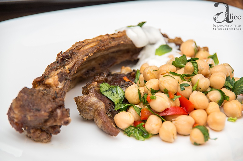 Coaste de miel cu salsa de naut, marinate rapid cu aparatul Food Saver