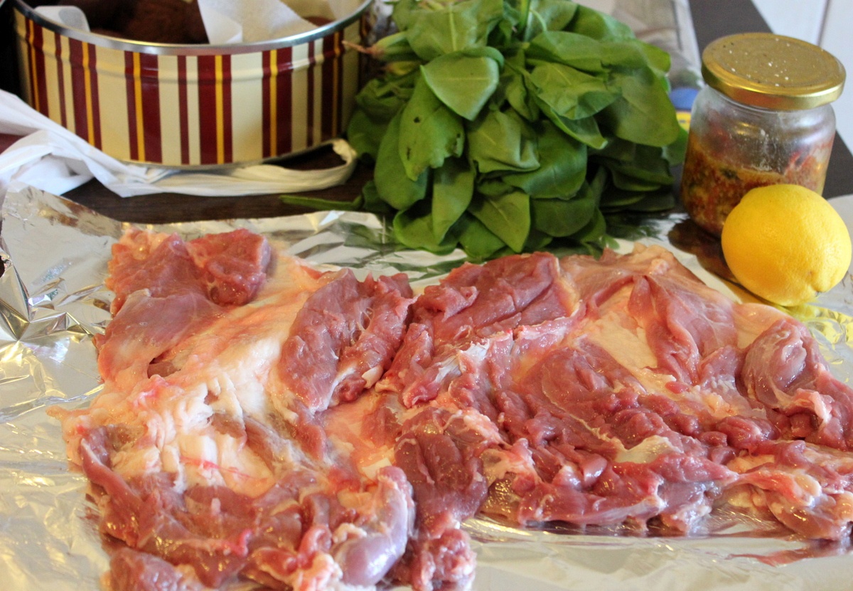 Rulada de miel pe pat de mazare cu menta, pregatita cu aparatul de marinat FoodSaver