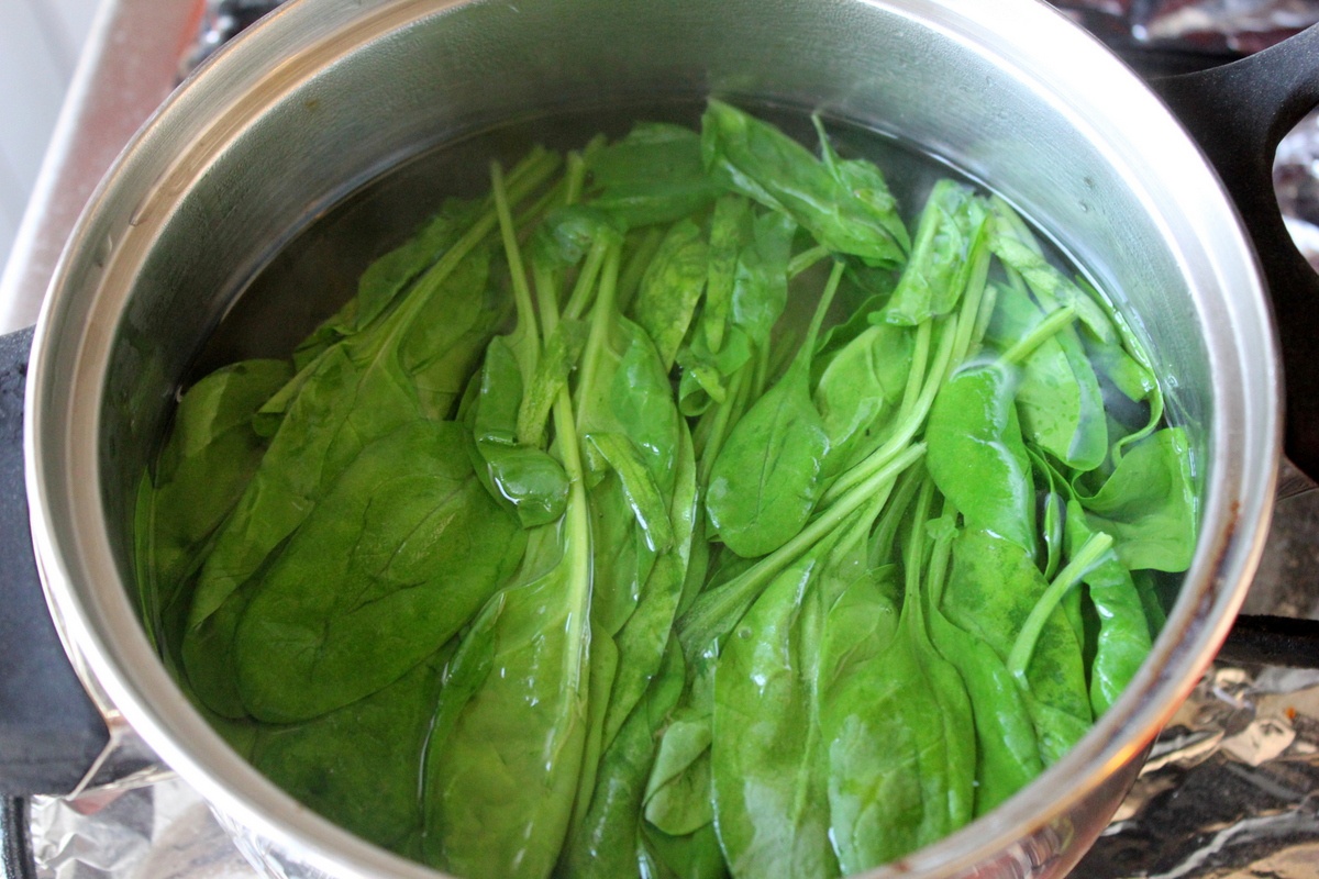 Rulada de miel pe pat de mazare cu menta, pregatita cu aparatul de marinat FoodSaver