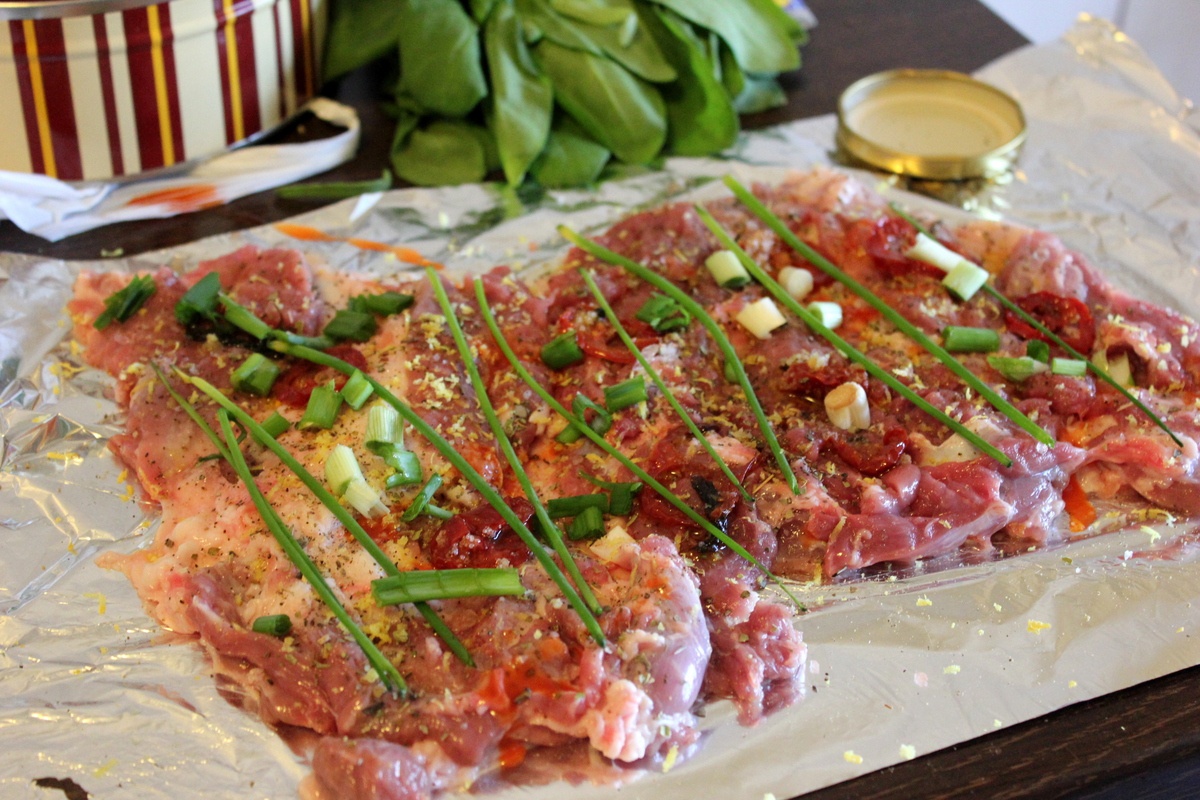 Rulada de miel pe pat de mazare cu menta, pregatita cu aparatul de marinat FoodSaver