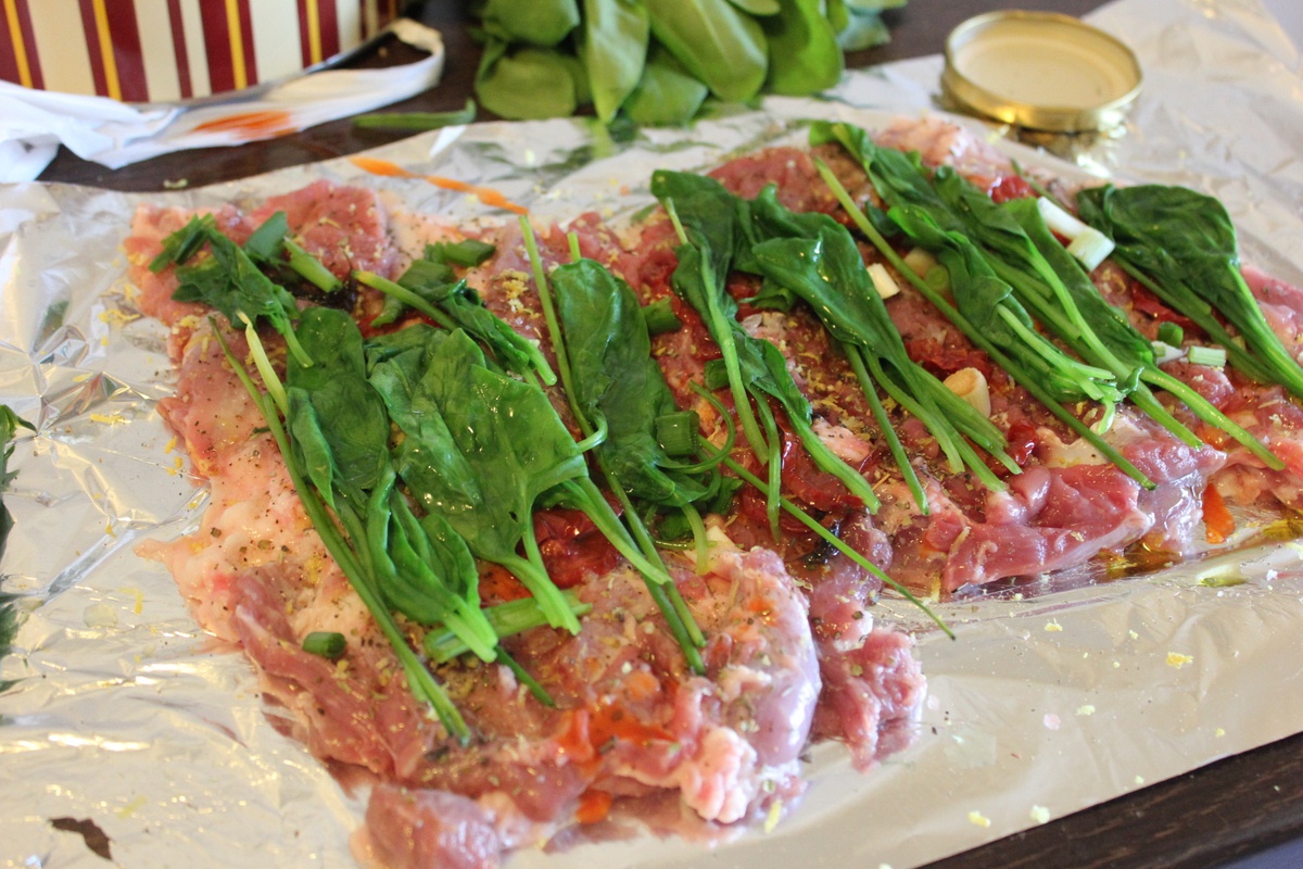 Rulada de miel pe pat de mazare cu menta, pregatita cu aparatul de marinat FoodSaver