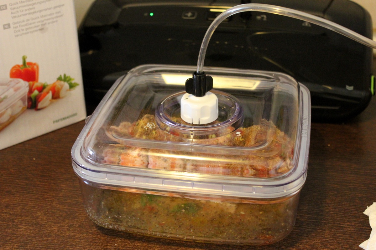 Rulada de miel pe pat de mazare cu menta, pregatita cu aparatul de marinat FoodSaver