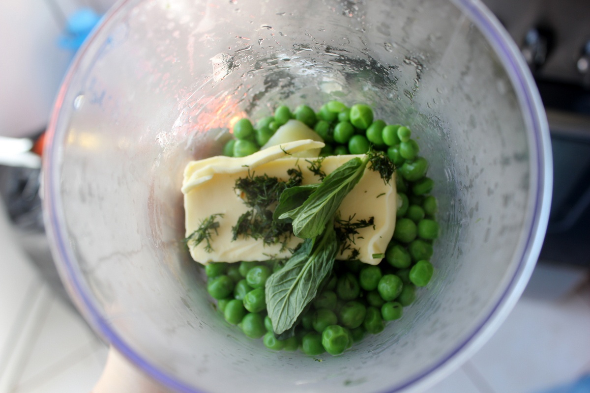 Rulada de miel pe pat de mazare cu menta, pregatita cu aparatul de marinat FoodSaver